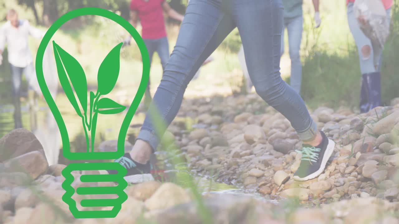 숲 에서 청소 하는 다양한 사람 들 위 에 있는 전구 아이콘 의 애니메이션