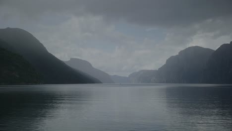 Montar-Un-Barco-A-Través-Del-Fiordo-De-Lysefjord-En-Noruega