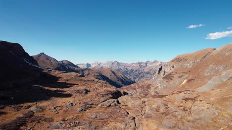 Eine-Niedrige-Drohne-Schoss-über-Ein-Gebirgstal-Mit-Einem-See-Und-Berggipfeln