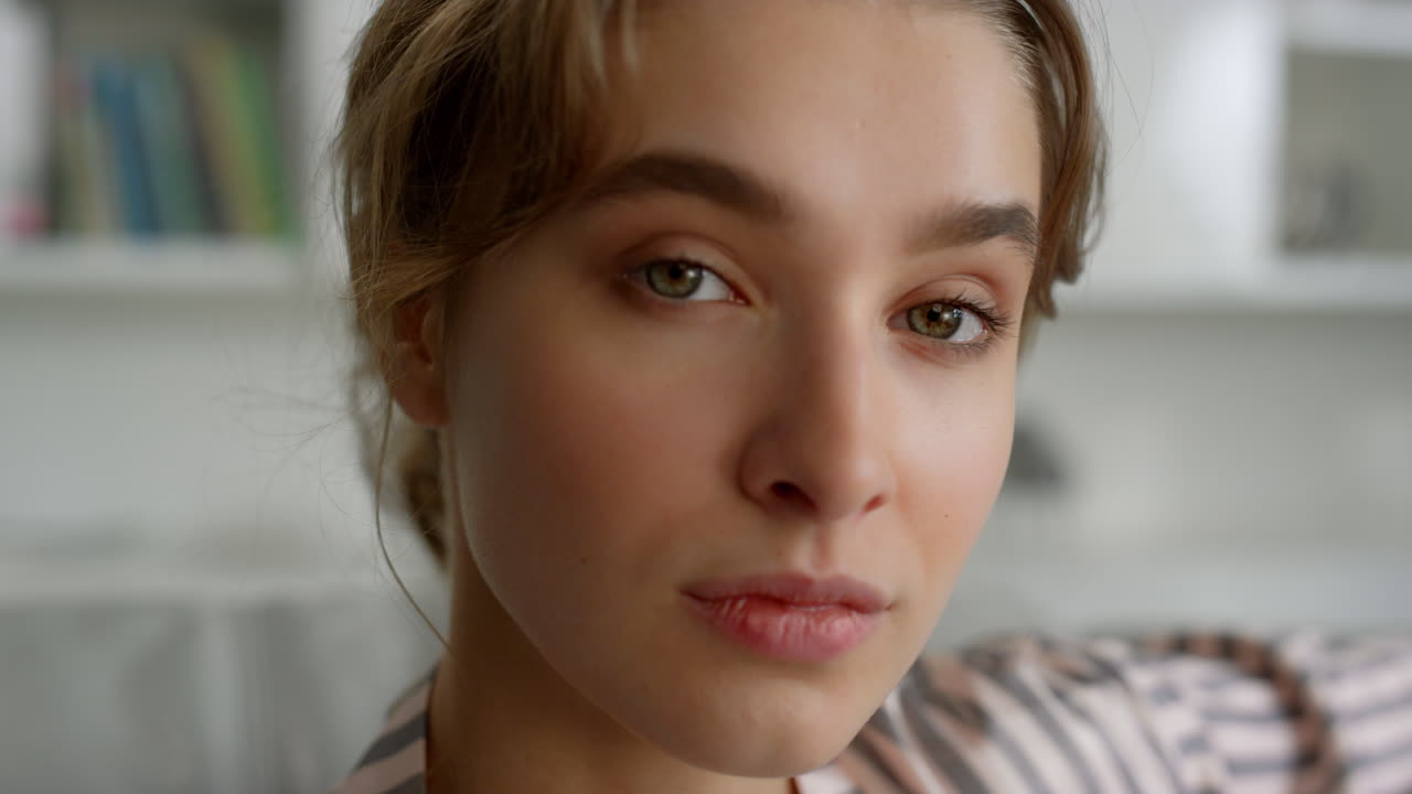 hermosa chica posando en casa de cerca. hermosa mujer rubia con maquillaje natural