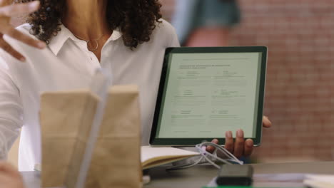 Professionelle-Geschäftsfrau-Präsentiert-Unternehmensvorschlag-Mithilfe-Eines-Tablets-Im-Sitzungssaal.-Teamleiterin-Tauscht-Kreative-Ideen-Aus,-Brainstorming-Am-Büroarbeitsplatz-Auf-Touchscreen-Technologie