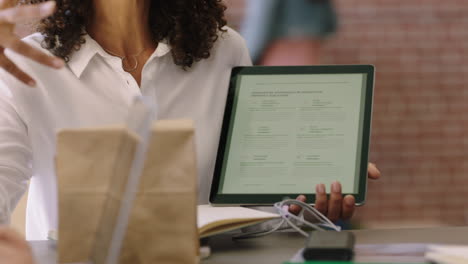 mujer de negocios profesional presentando una propuesta corporativa utilizando una tableta en la sala de juntas reunión líder de equipo compartiendo ideas creativas lluvia de ideas en el lugar de trabajo de la oficina en la tecnología de pantalla táctil