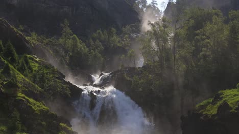 Wasserfall-Latefossen-Odda-Norwegen.-Latefoss-Ist-Ein-Mächtiger-Zwillingswasserfall.