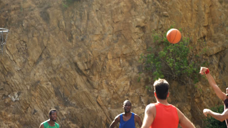 Basketballspieler-Schießt-Einen-Elfmeter