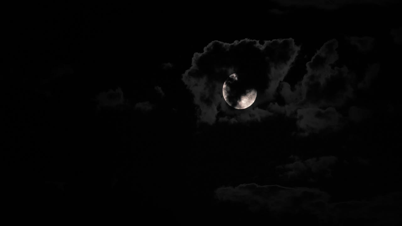 밤에 구름 속에 있는 보름달