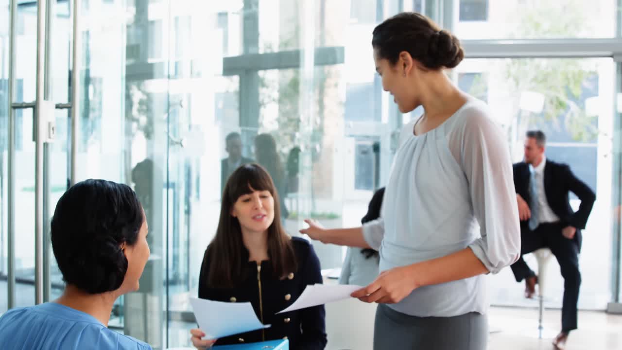 서로 상호작용하는 사업가들