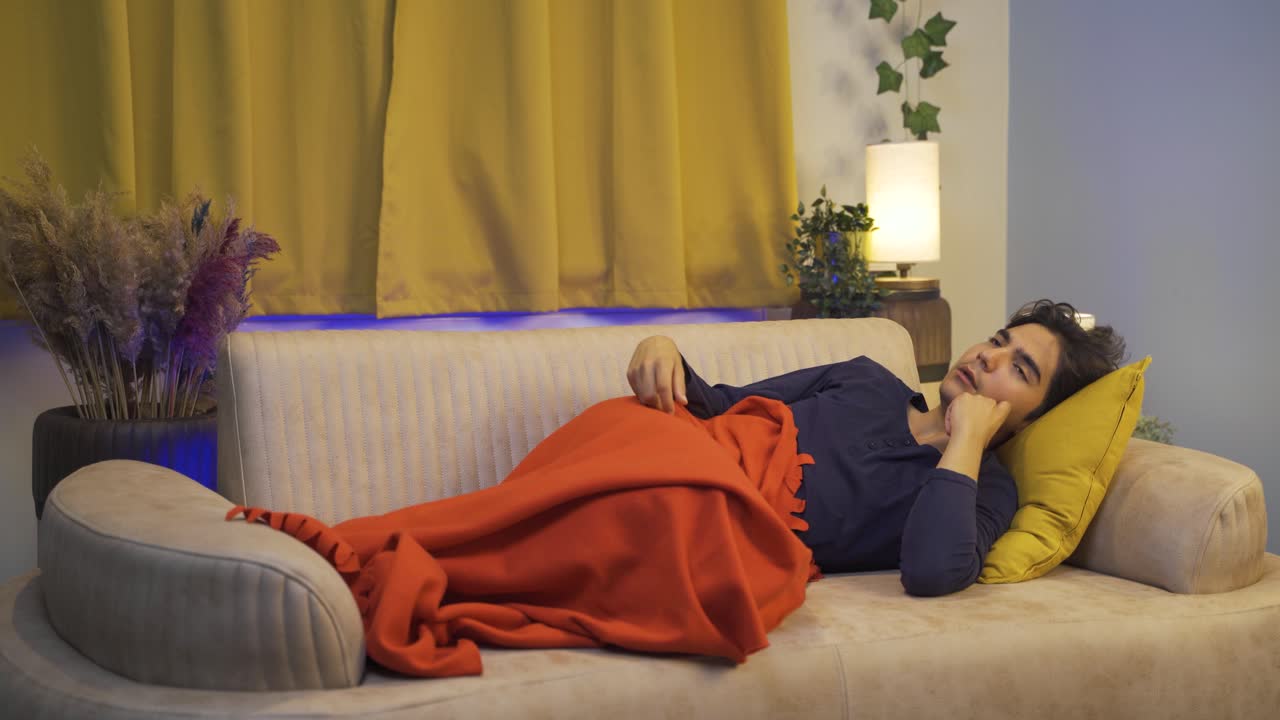 남자가 침대에서 사려 깊다.