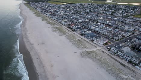 sobrevuelo de drones de ocean city que muestra la playa y el vecindario