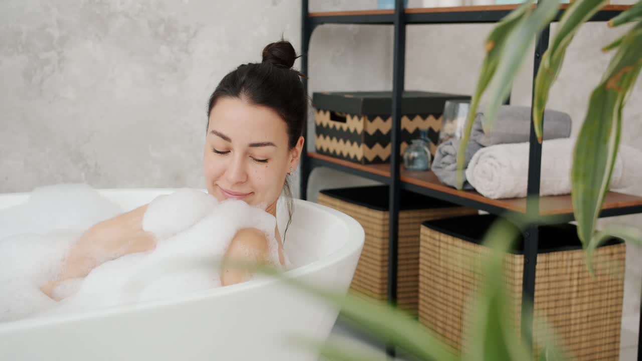편안 한 거품 목욕 을 즐기는 여자