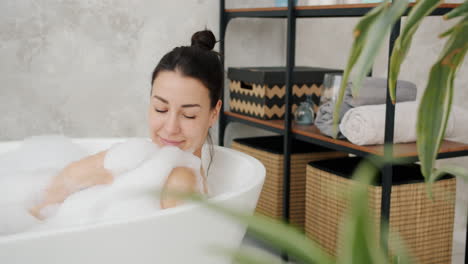 una mujer disfrutando de un relajante baño de burbujas.