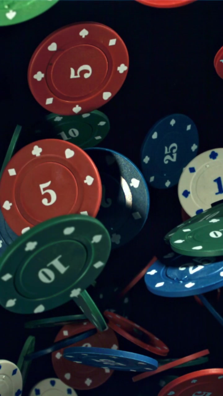 Fiches da poker colorate che cadono e galleggiano al rallentatore