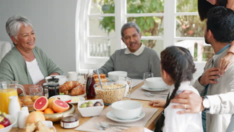 Desayuno,-Abrazo-Y-Mañana-En-Familia-Grande.