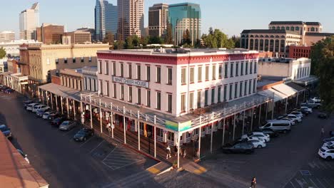 Toma-Aérea-De-Retroceso-Inverso-De-What-Cheer-House-En-El-Casco-Antiguo-De-Sacramento