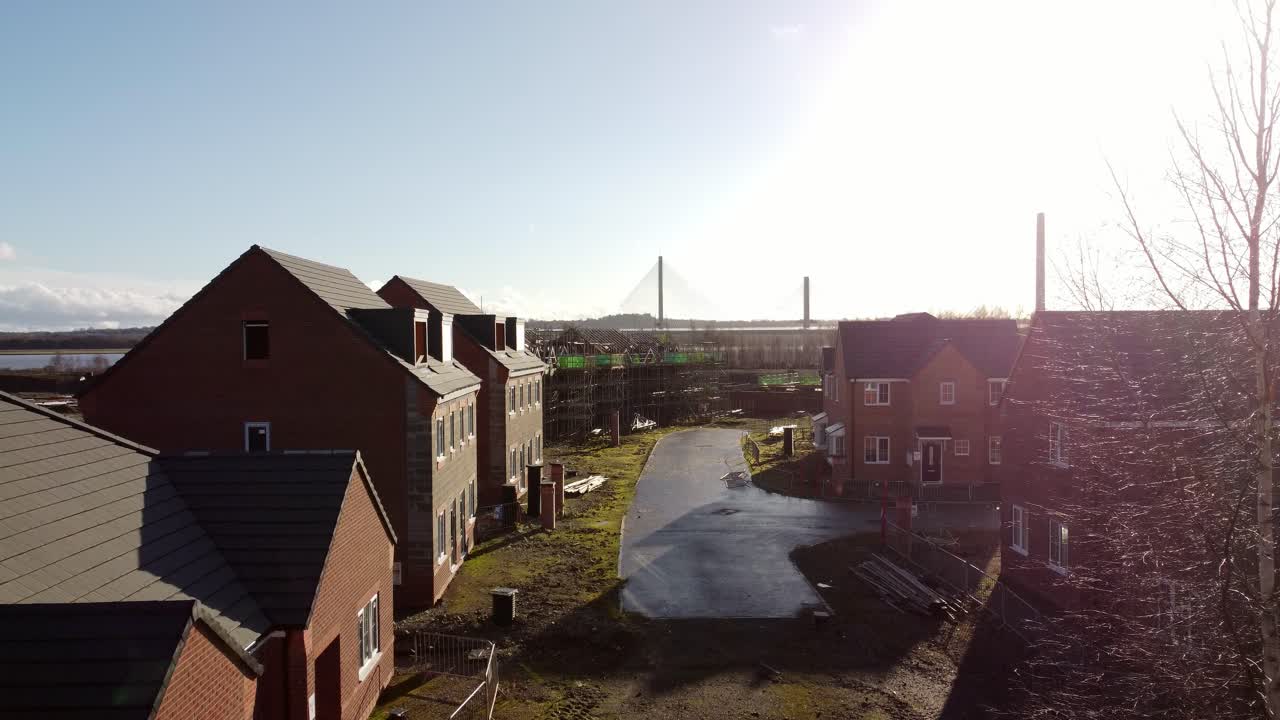 미완성 해안가 타운 하우스 부동산 개발 건설 현장 공중 상승 전망