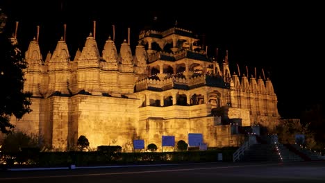 iluminado antigua arquitectura del templo único por la noche desde diferentes ángulos el video se toma en el templo jain de ranakpur rajasthan india