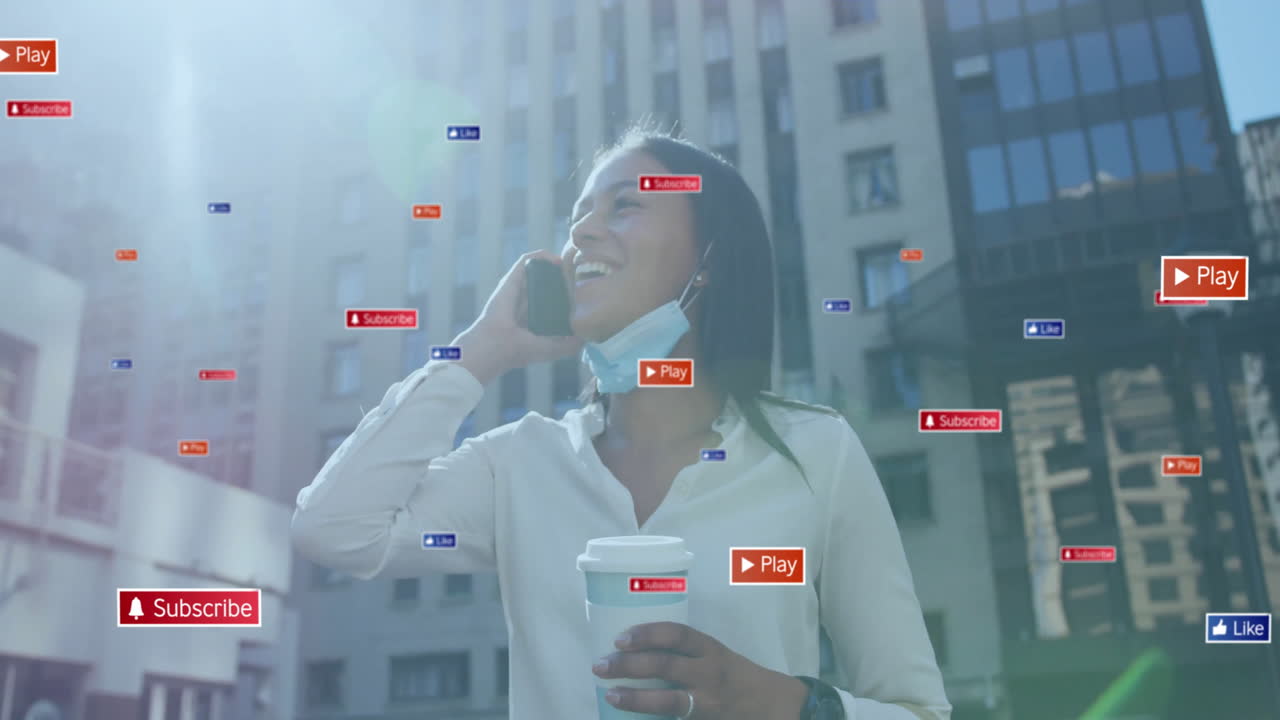 animación de notificaciones de los medios sobre mujer biracial con máscara hablando en teléfono inteligente en la calle