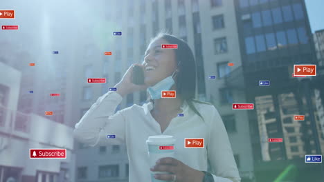 Animación-De-Notificaciones-De-Los-Medios-Sobre-Una-Mujer-Birracial-Con-Máscara-Hablando-Por-Teléfono-Inteligente-En-La-Calle