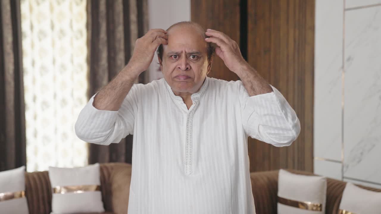 나이 때문에 머리카락을 잃는 은 인도인