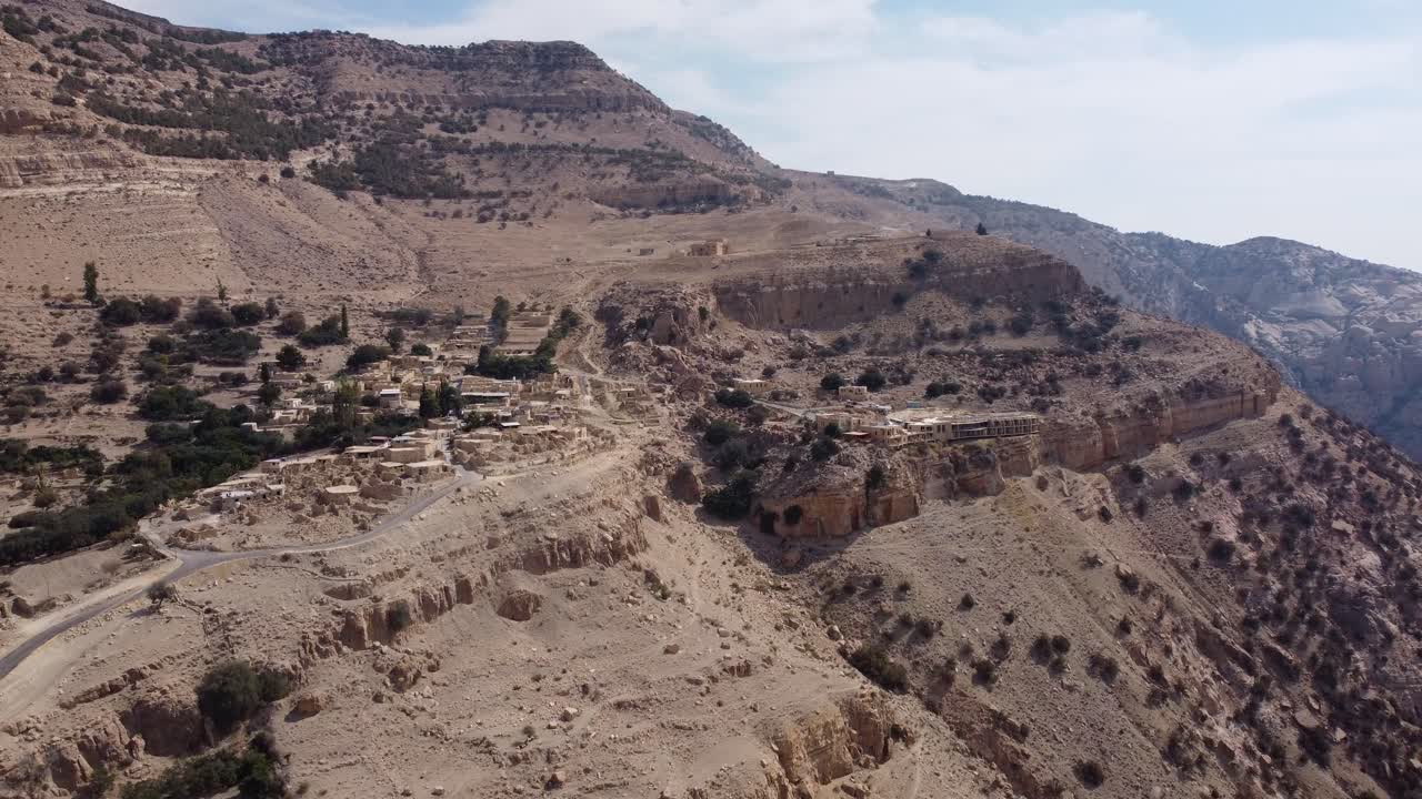 vista aérea del pequeño pueblo de montaña en jordania