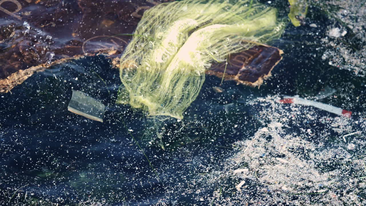 환경을 오염시키는 바다 표면에 떠다니는 플라스틱 어망, 합판 및 기타 쓰레기