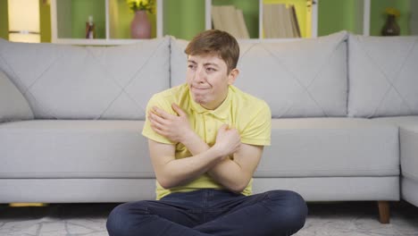 el joven lleva una vida pobre y difícil.