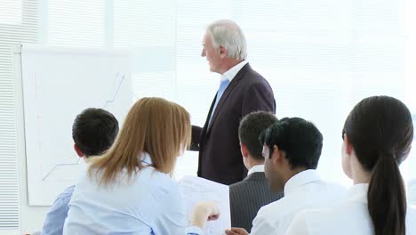 empresarios que trabajan en un seminario