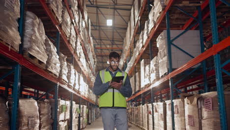trabajador de almacén que utiliza una tableta para la gestión del inventario