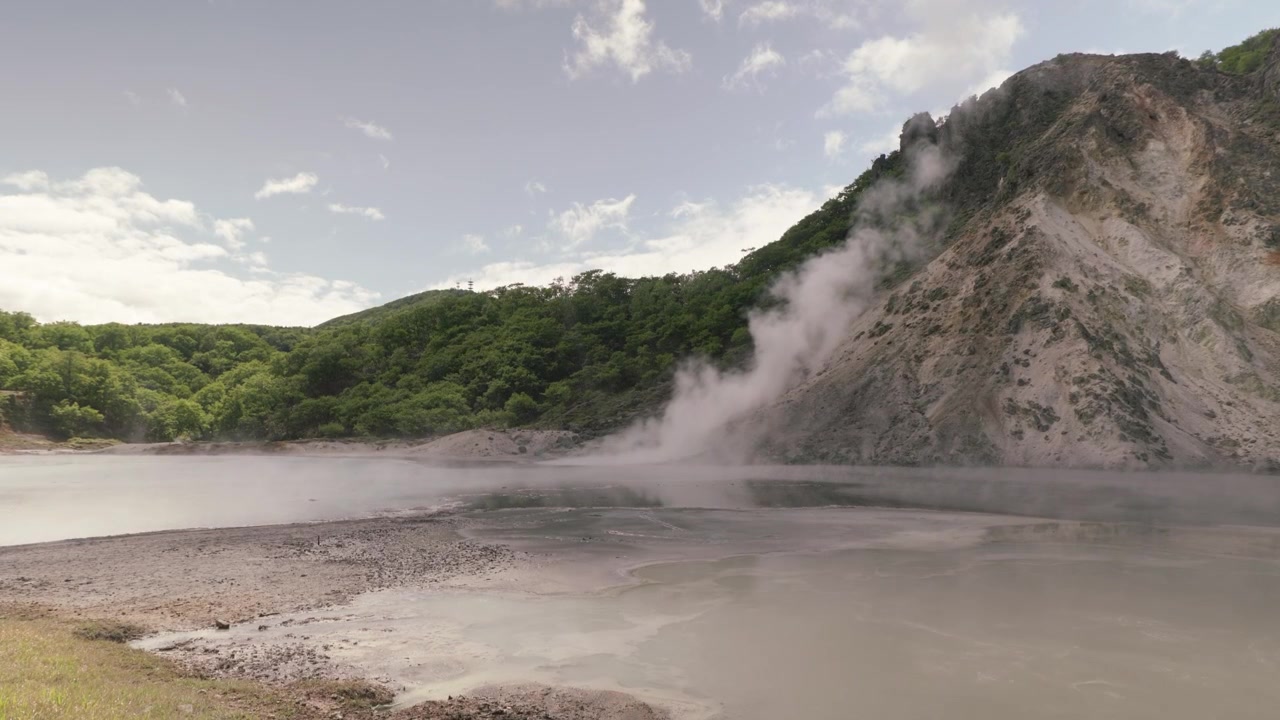 Japonya, Hokkaido'daki Noboribetsu Jigokudani'de (Cehennem Vadisi) Oyunuma Göleti'nden Yükselen Buhar. Geniş Çekim