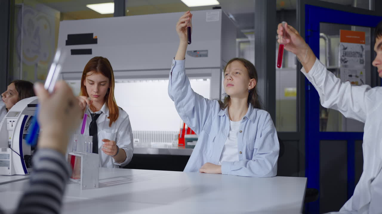 화학 실험실의 학생들