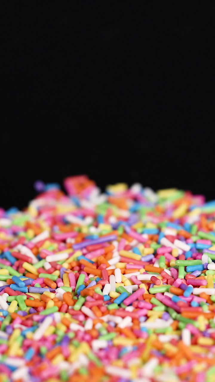 las salpicaduras de arco iris caen en cascada sobre una pila