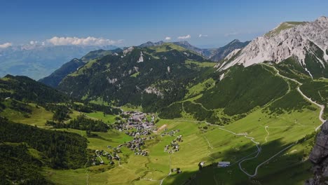 panorama-weitwinkelansicht des malbuntals im fürstentum liechtenstein