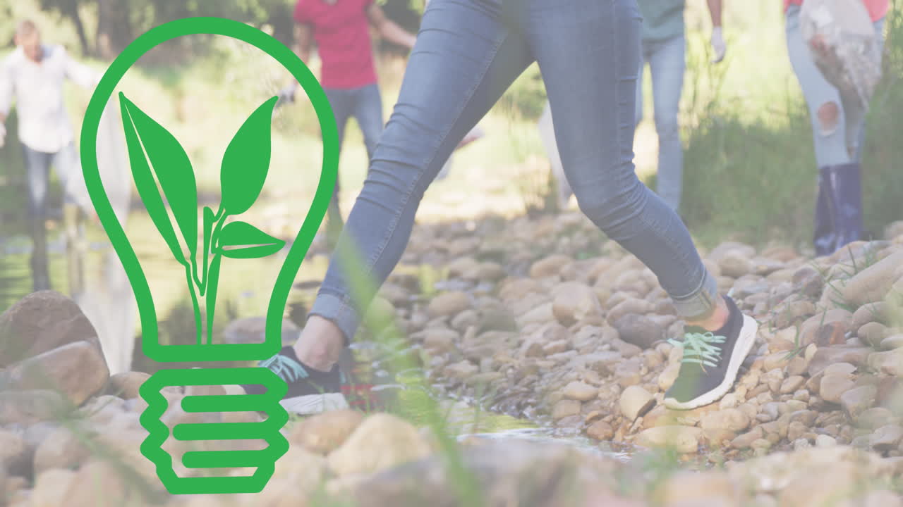 숲 에서 청소 하는 다양한 사람 들 위 에 있는 전구 아이콘 의 애니메이션