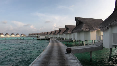 Zeitraffer-Spaziergang-Mit-Bungalow-Im-Ozean-Auf-Den-Malediven
