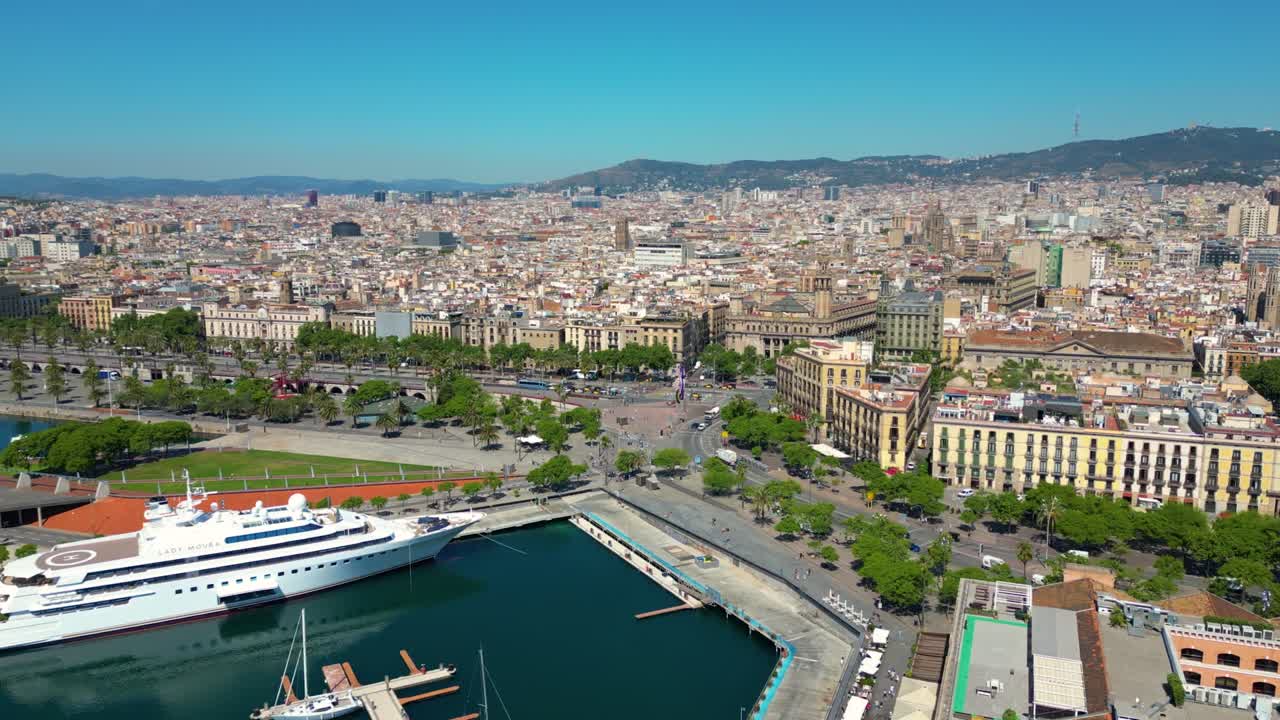 바르셀로나의 고 터와 바르셀라 항구가 은 날에 볼 수 있는 하늘의 풍경 (카탈로니아, 스페인)