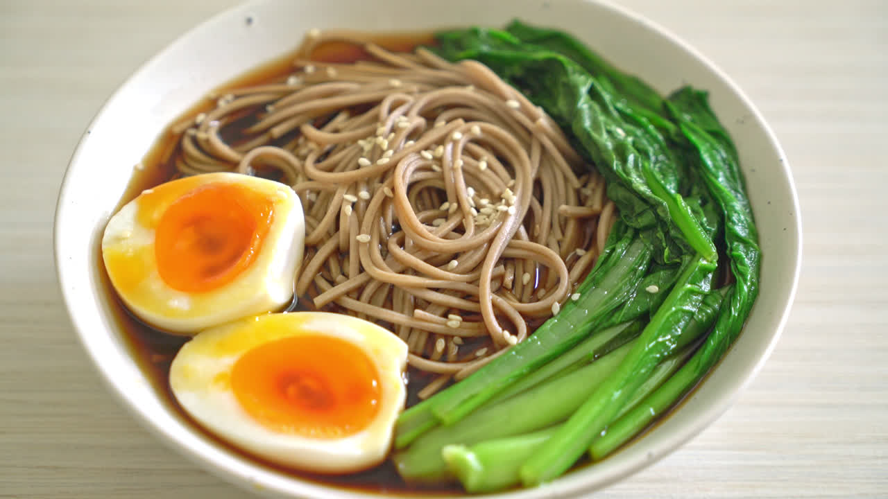 fideos ramen con huevo y verduras - estilo de comida vegana o vegetariana