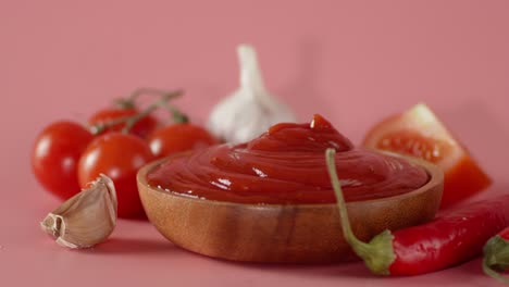 a wooden plate with tomato sauce rotates slowly.