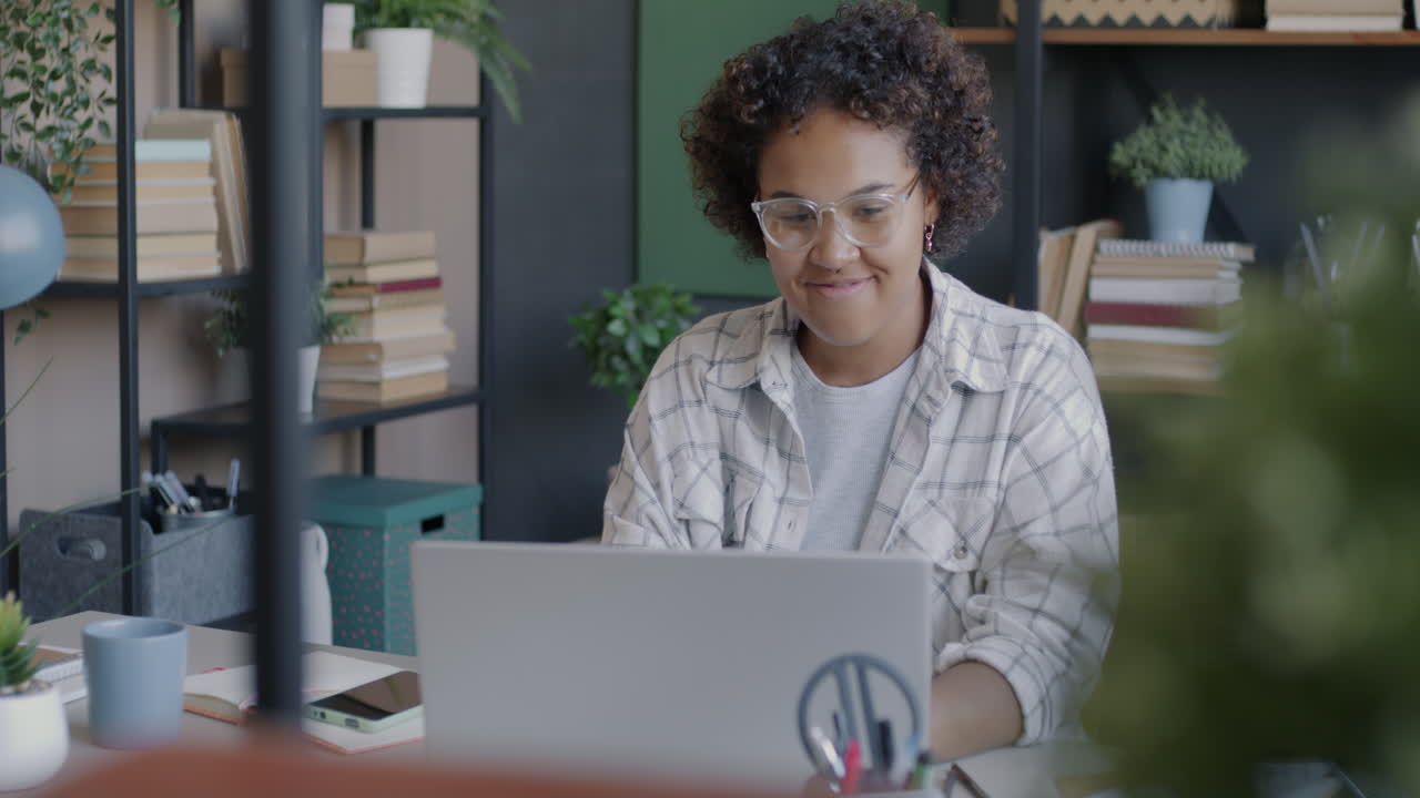 mujer trabajando en una computadora portátil en la oficina del hogar