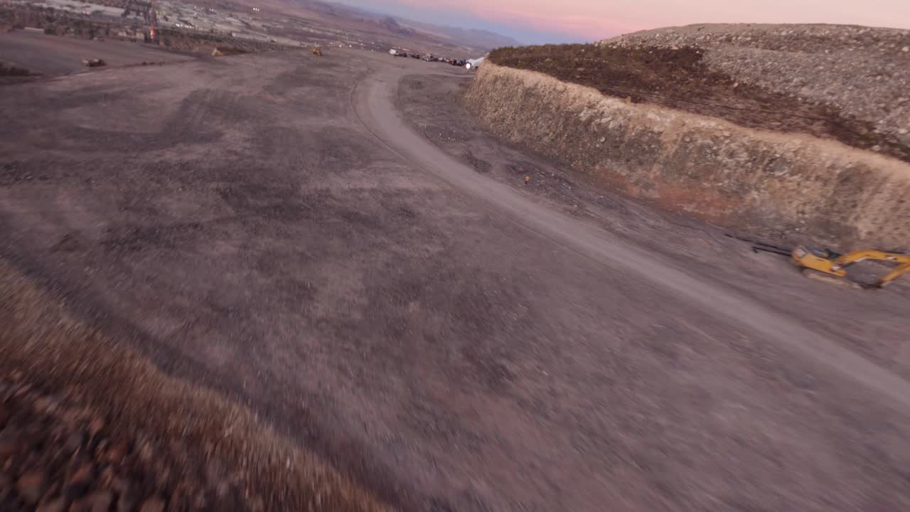 vuelo de velocidad de drones fpv sobre carretera con arena de textura seca del desierto, desierto de mojave, vegas