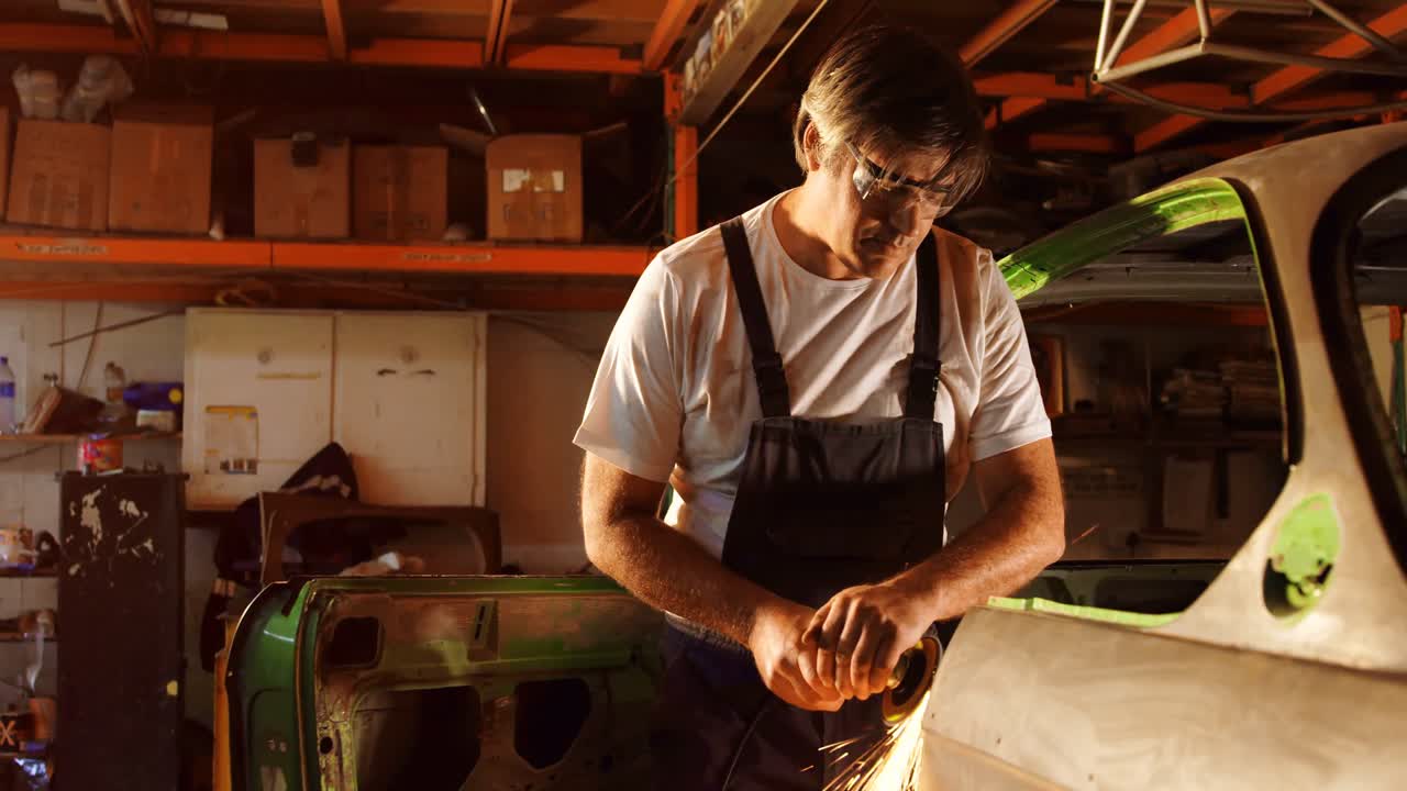 Meccanico che usa una smerigliatrice 4K