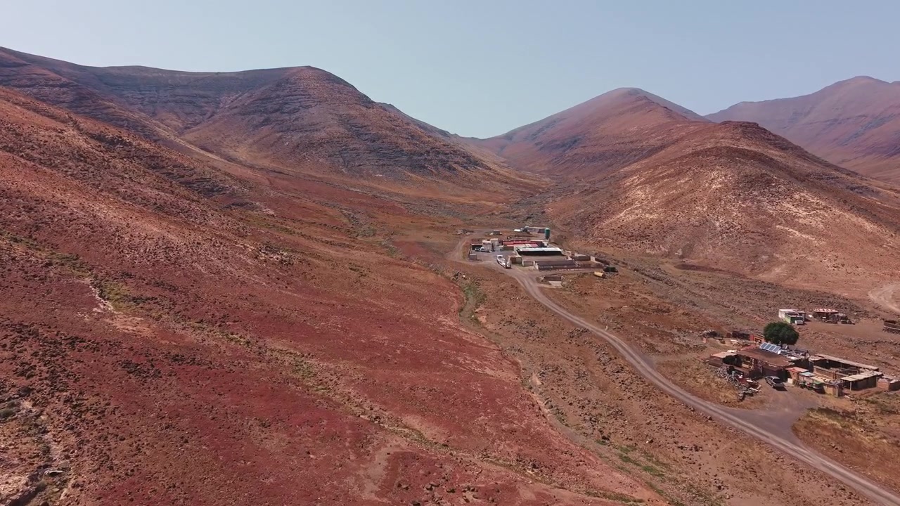 Vista aerea di un impianto industriale remoto in un paesaggio montano arido