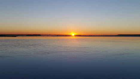 panorámica sobre el lago salado con sol