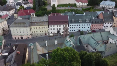 Toma-De-Apertura-Con-Drones-De-La-Ciudad-Medieval-De-Banska-Stiavnica-Ticgt-En-Eslovaquia,-Europa,-Con-Un-Castillo-De-Iglesia-Adoquinada