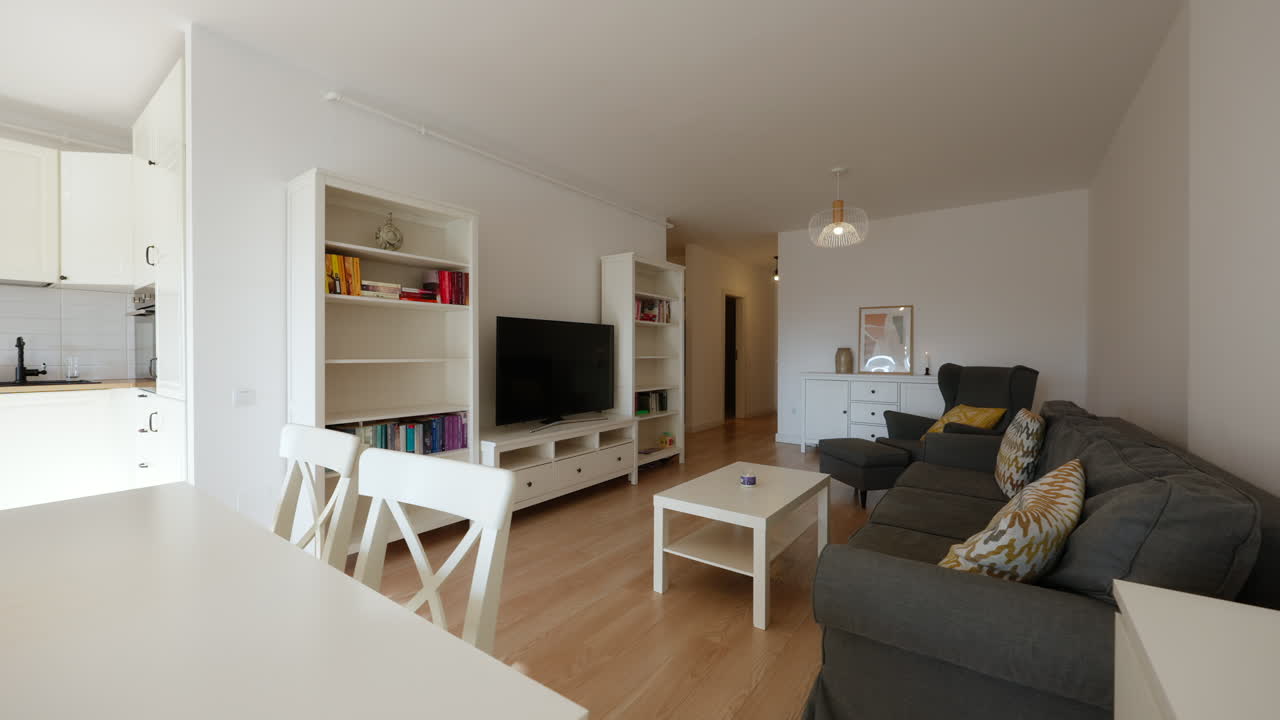 작은 아파트 주방과 거실 공간을 보여주는 느린 공중 돌리