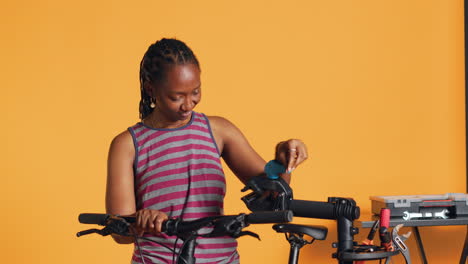 Ingeniero-Instalando-Un-Soporte-De-Reparación-De-Bicicletas,-Usándolo-Para-Ajustar-El-Desviador