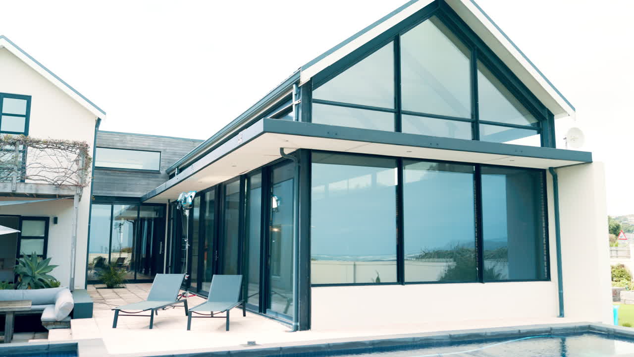 Esterno di lussuosa casa moderna con piscina e patio esterno