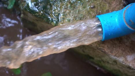escorrentía de aguas residuales de un sistema de purificación de agua durante el proceso de retrolavado
