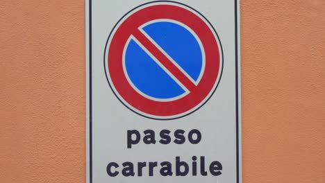 señal de tráfico italiana "passo carrabile" en la pared