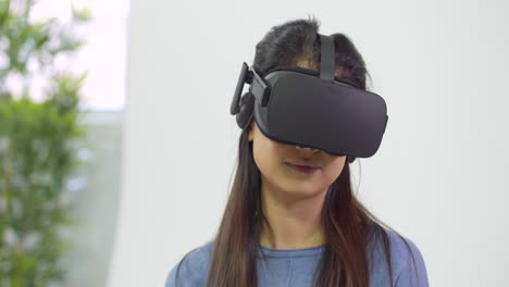 señorita gesticulando y mirando alrededor en auriculares vr