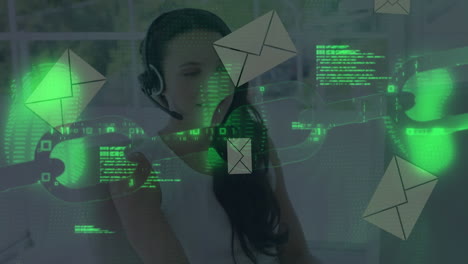 animación de iconos de cadenas y correos electrónicos sobre una mujer de negocios con auriculares