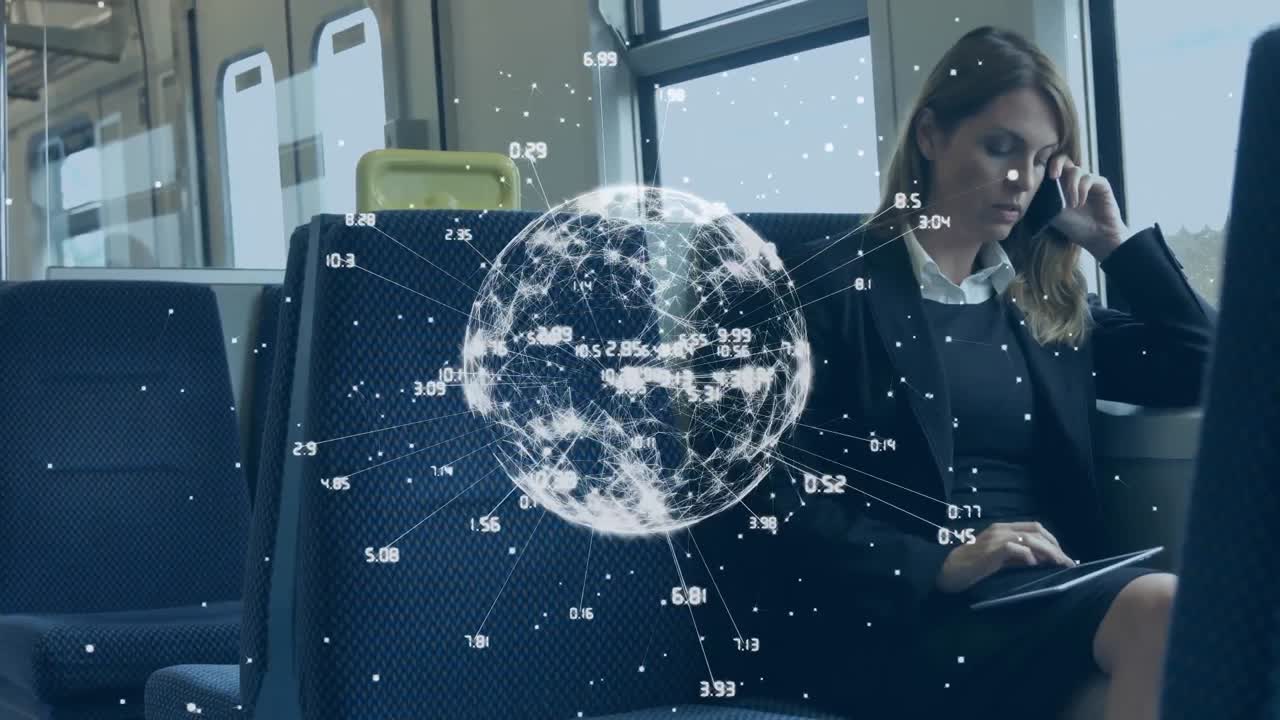 animación de datos de procesamiento de red global, sobre una mujer de negocios en un tren usando un teléfono inteligente y una tableta